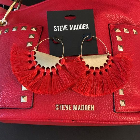 Steve Madden B Tammie Red Bucket Purse with half disc tassel hoop earrings - Picture 4 of 12